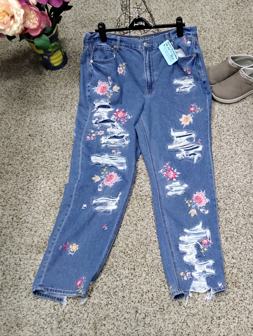 3920 Size 18 American Eagle Outfitters Distressed Jeans with Floral Embroidery